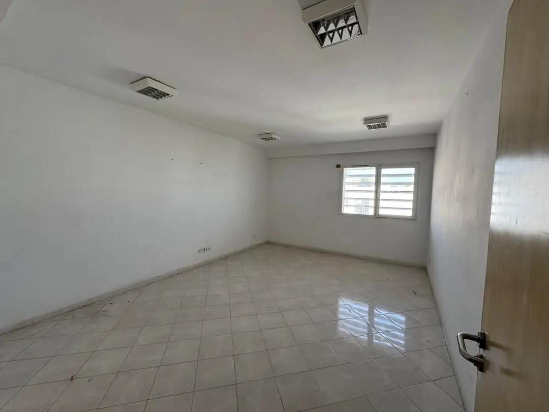 📍 ENNASR 2 : CABINET MÉDICAL H+1 DANS UN CENTRE MÉDICAL À LOUER - Photo 2