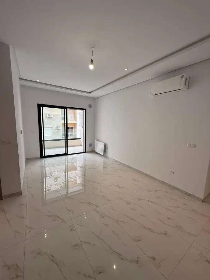 📍ENNASR 2  : APPARTEMENT S+1 HAUT STANDING JAMAIS HABITÉ A LOUER - Photo 2