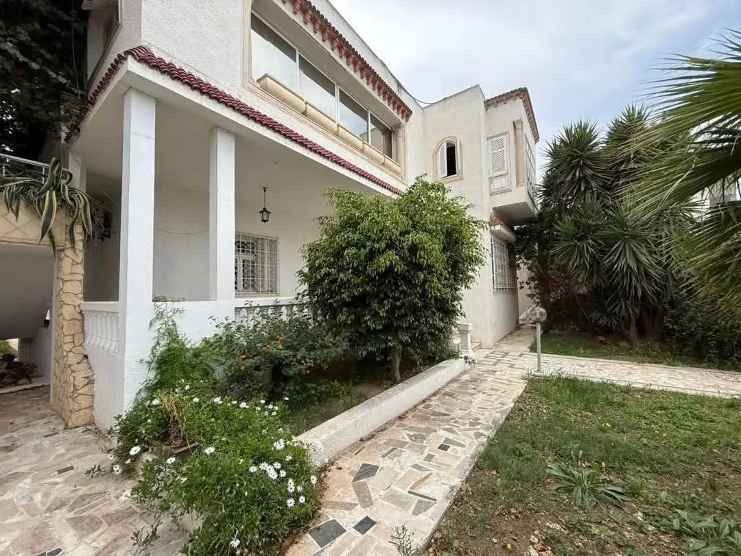 📍RIADH EL ANDALOUS : APPARTEMENT S+5 SPACIEUX AVEC UNE GRANDE TERRASSE À LOUER - Photo 2