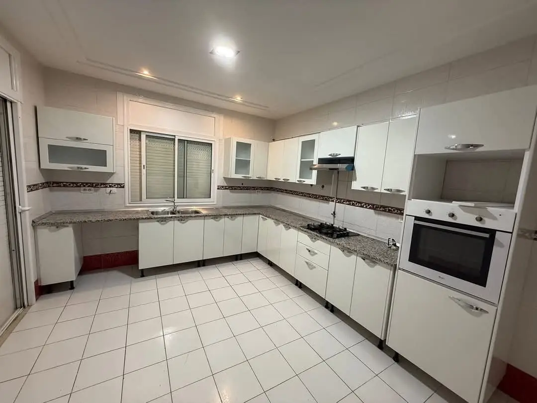 📍RIADH EL ANDALOUS : APPARTEMENT S+5 SPACIEUX AVEC UNE GRANDE TERRASSE À LOUER - Photo 5