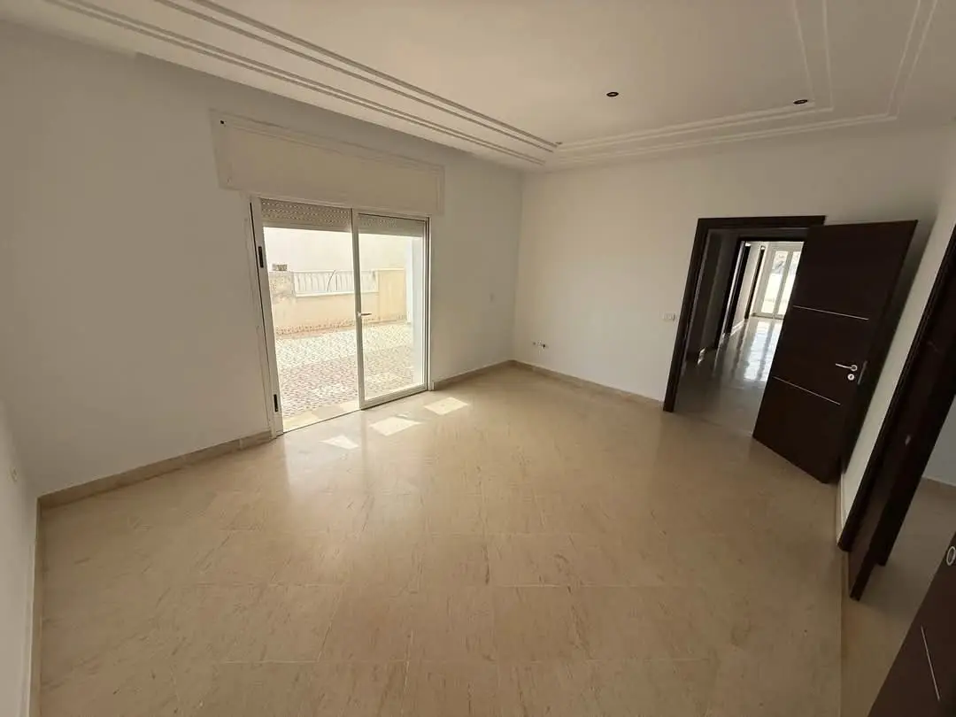 📍RIADH EL ANDALOUS : APPARTEMENT S+5 SPACIEUX AVEC UNE GRANDE TERRASSE À LOUER - Photo 6