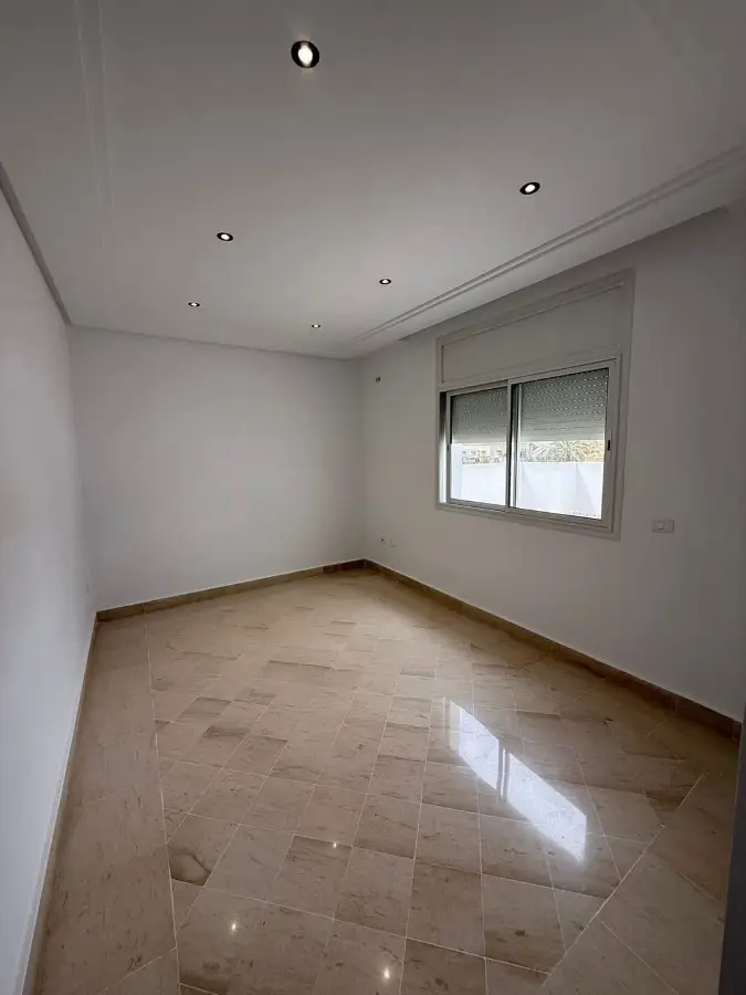 📍RIADH EL ANDALOUS : APPARTEMENT S+5 SPACIEUX AVEC UNE GRANDE TERRASSE À LOUER - Photo 7