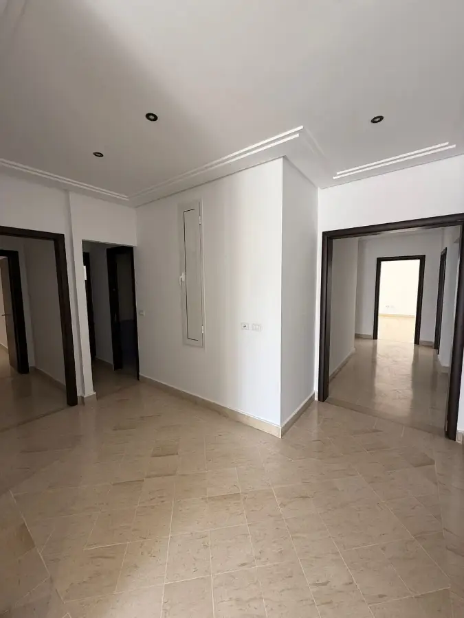 📍RIADH EL ANDALOUS : APPARTEMENT S+5 SPACIEUX AVEC UNE GRANDE TERRASSE À LOUER - Photo 8