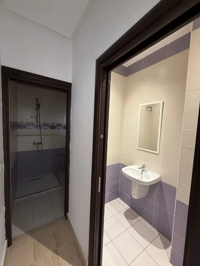 📍RIADH EL ANDALOUS : APPARTEMENT S+5 SPACIEUX AVEC UNE GRANDE TERRASSE À LOUER - Photo 9