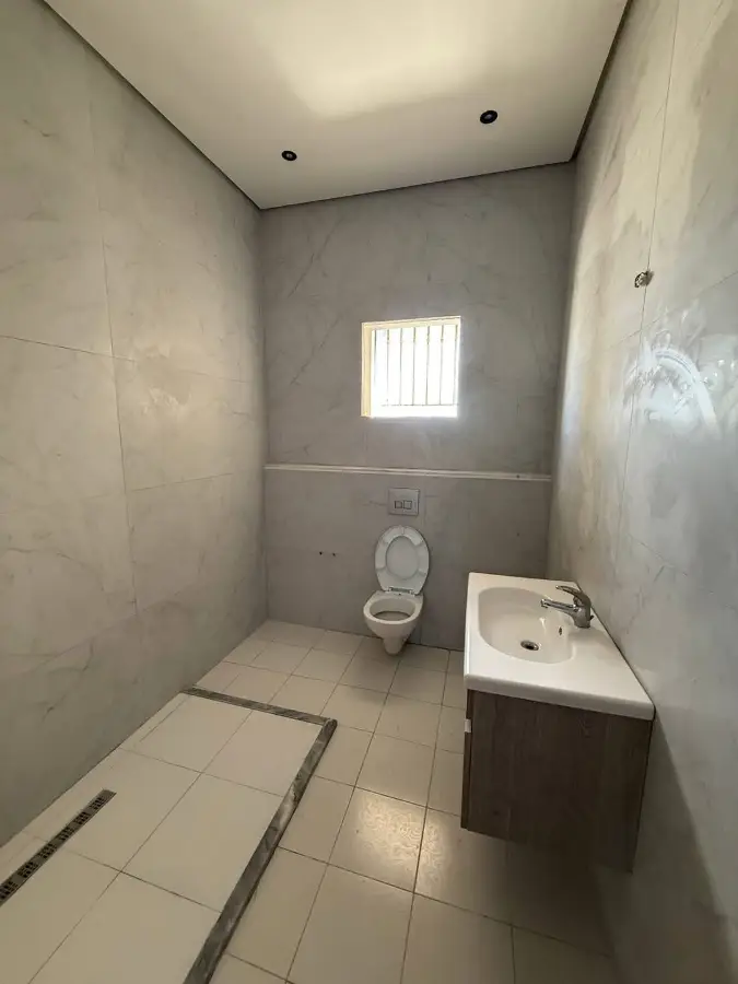 📍RIADH EL ANDALOUS : APPARTEMENT S+5 SPACIEUX AVEC UNE GRANDE TERRASSE À LOUER - Photo 11