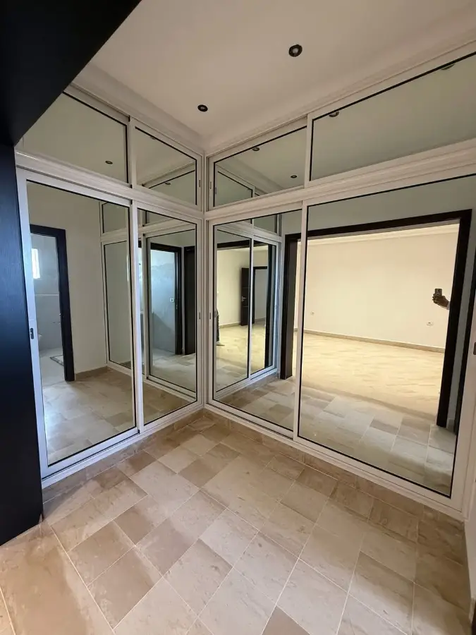 📍RIADH EL ANDALOUS : APPARTEMENT S+5 SPACIEUX AVEC UNE GRANDE TERRASSE À LOUER - Photo 12