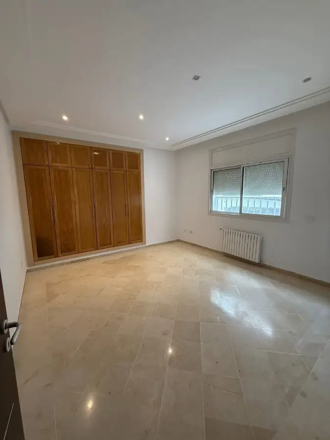 📍RIADH EL ANDALOUS : APPARTEMENT S+3 SPACIEUX POUR USAGE HABITATION OU BUREAUTIQUE À LOUER - Photo 2