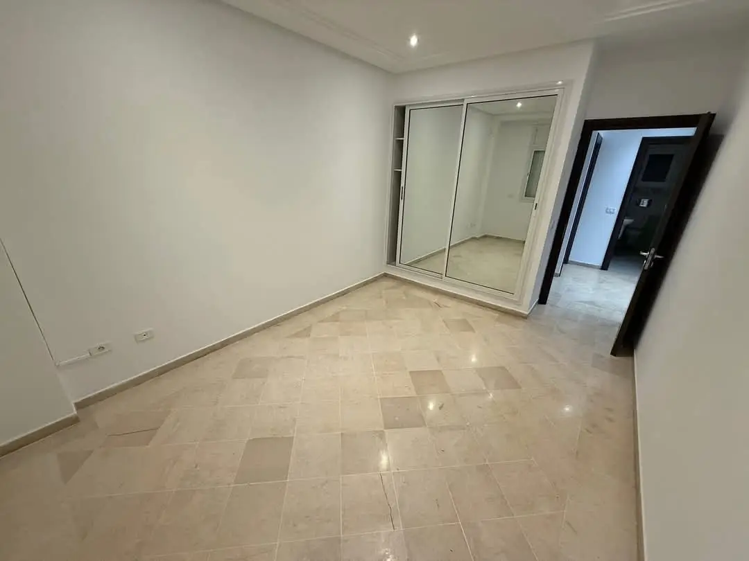 📍RIADH EL ANDALOUS : APPARTEMENT S+3 SPACIEUX POUR USAGE HABITATION OU BUREAUTIQUE À LOUER - Photo 6