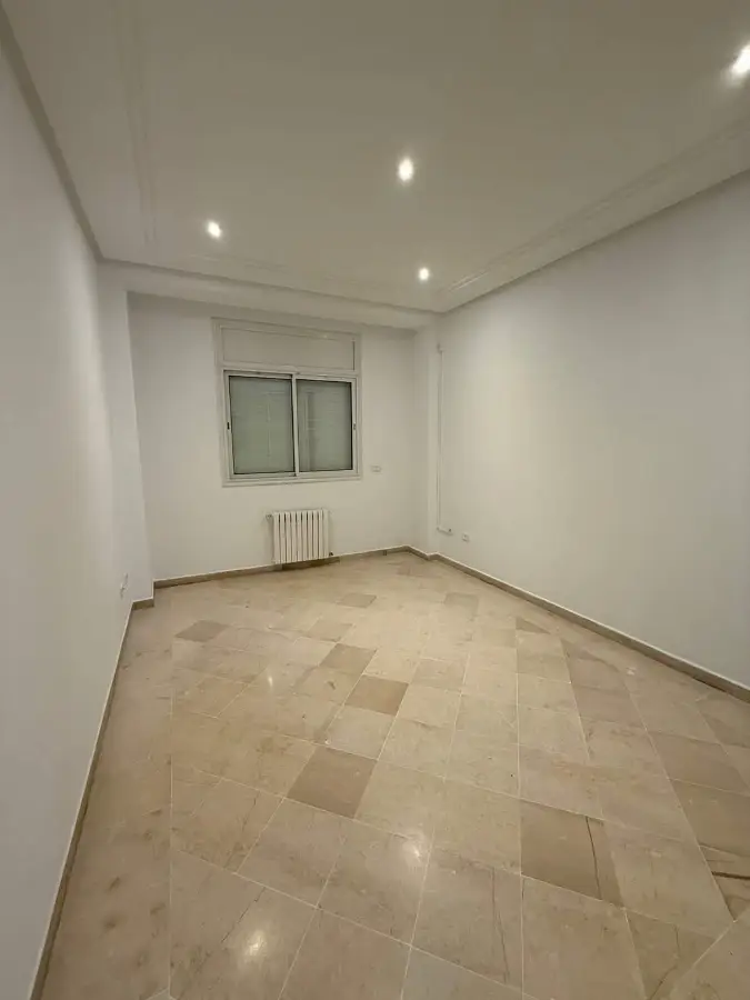 📍RIADH EL ANDALOUS : APPARTEMENT S+3 SPACIEUX POUR USAGE HABITATION OU BUREAUTIQUE À LOUER - Photo 7