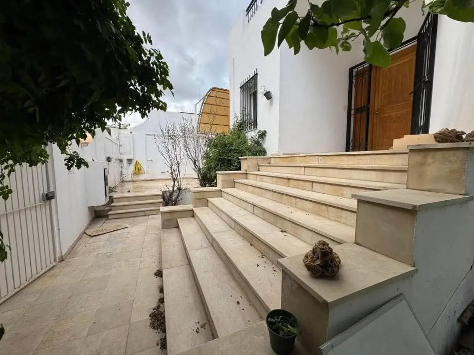 📍ENNASR 2 : VILLA JUMELÉE S+6 À LOUER À USAGE HABITATION OU BUREAUTIQUE - Photo 1