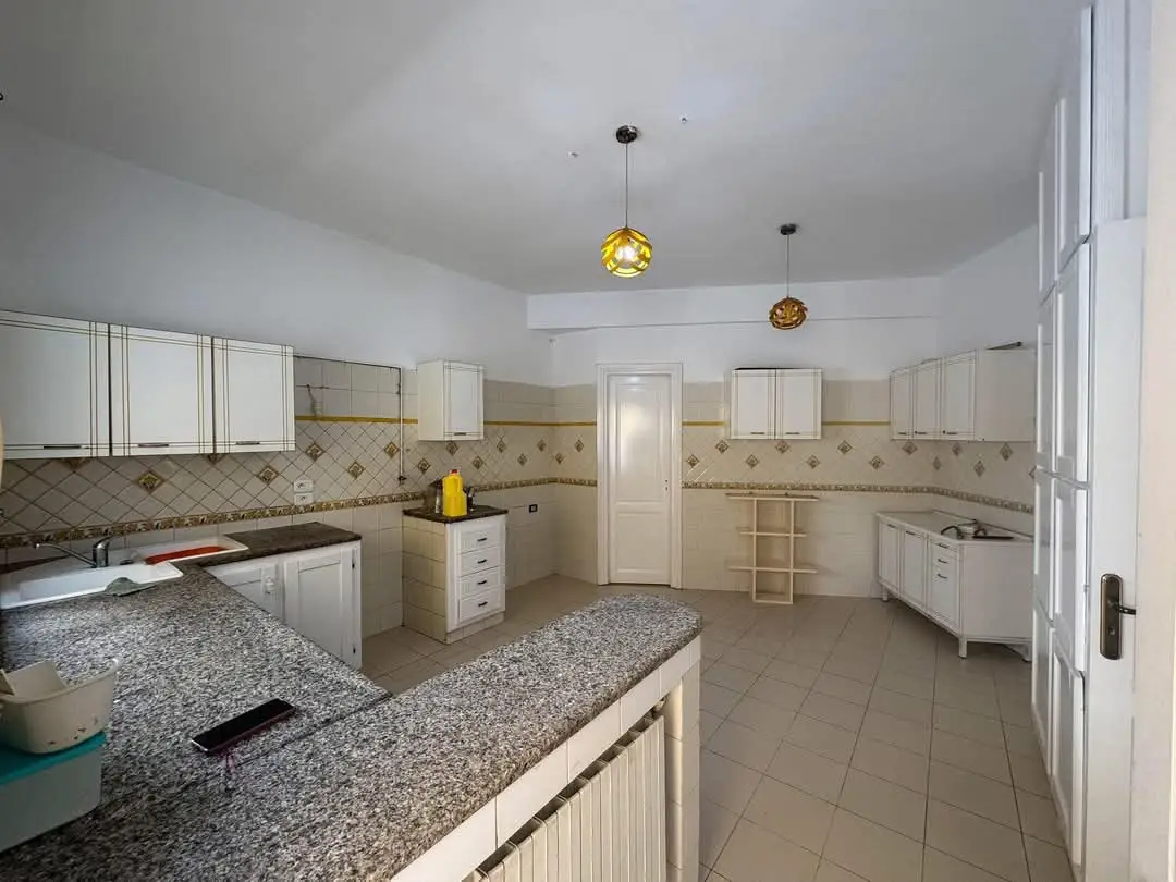 📍ENNASR 2 : VILLA JUMELÉE S+6 À LOUER À USAGE HABITATION OU BUREAUTIQUE - Photo 4