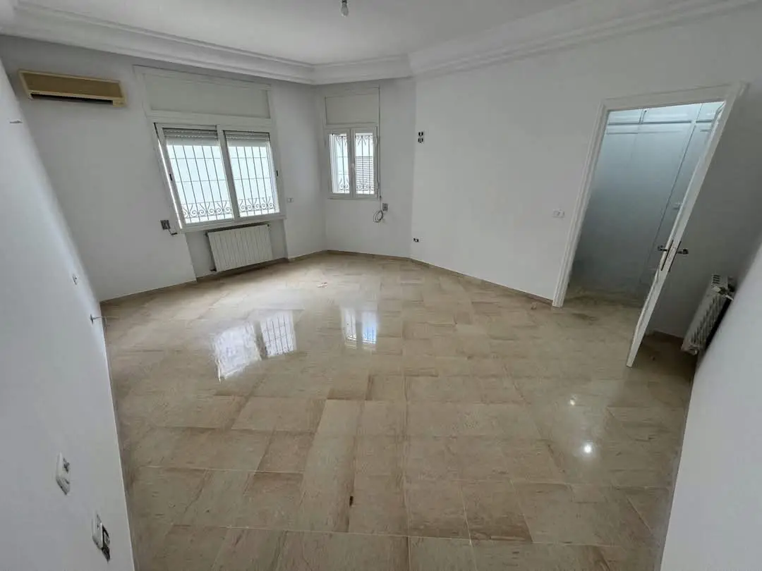 📍ENNASR 2 : VILLA JUMELÉE S+6 À LOUER À USAGE HABITATION OU BUREAUTIQUE - Photo 7