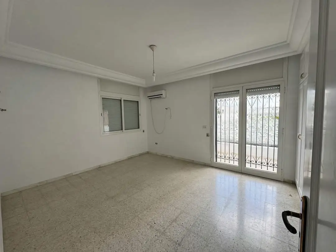 📍ENNASR 2 : VILLA JUMELÉE S+6 À LOUER À USAGE HABITATION OU BUREAUTIQUE - Photo 8