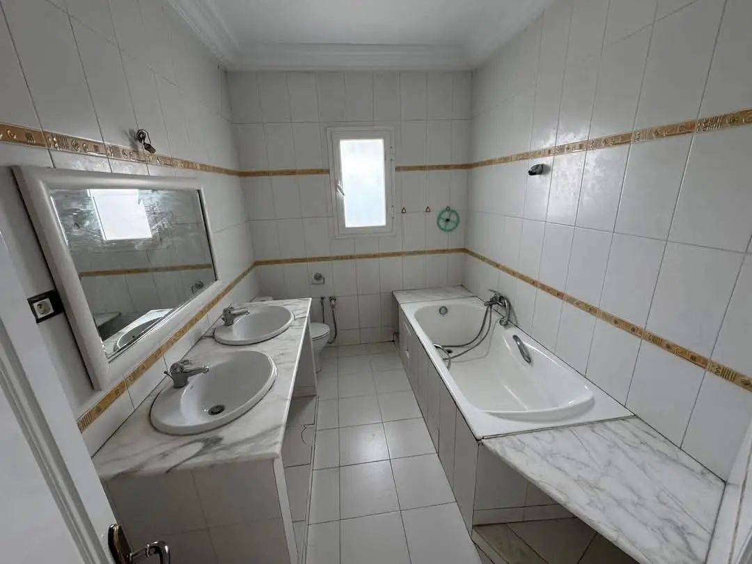 📍ENNASR 2 : VILLA JUMELÉE S+6 À LOUER À USAGE HABITATION OU BUREAUTIQUE - Photo 9