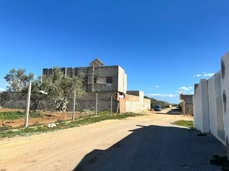 À vendre : Terrain 500 m² à Douikhla – Titre foncier, opportunité à saisir 📞 95 879 360 - Photo 1