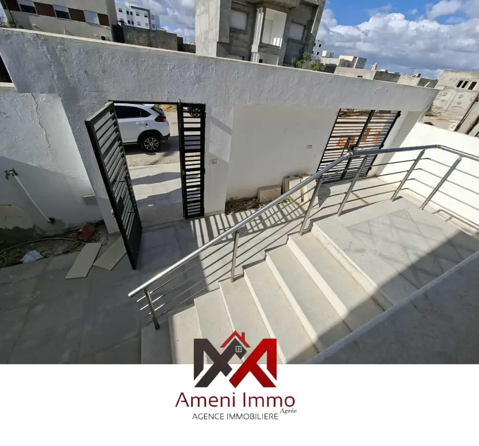 A vendre très belle villa S+3 à Cité El Hidhab - Photo 1