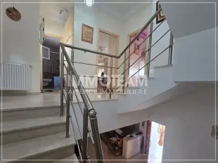 A VENDRE  Une maison style américaine S+3  à Nabeul