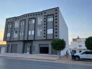 Local commetcial ouvrant sur un rue de 20 m de large. Superficie130m² à Sidi-Bouzid