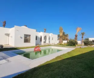 Grande maison à vendre sur Mezraya Djerba ZA  V 693  à Medenine