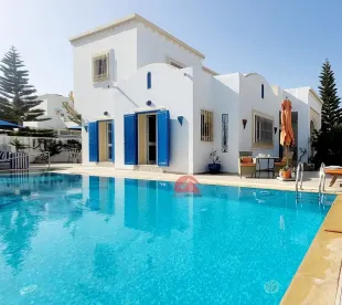 A vendre en ZT belle villa avec piscine privée  V 623 à Medenine